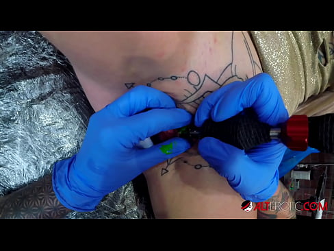 ❤️ Ekstreme tatuita varmulo Sully Savage ricevis tatuon sur sia klitoro ❤ Porno fb ĉe ni ﹏